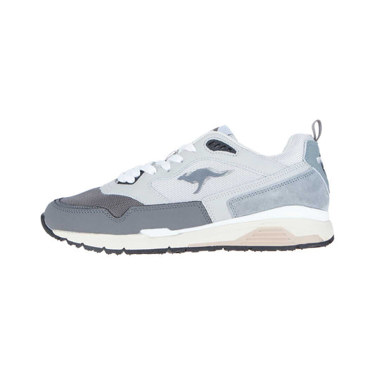 Der Ultimate OG GORP Steel Grey/Vapor Grey MN von KangaROOS ist ein sportlicher Sneaker mit grauen und weißen Tönen, einem Känguru-Logo, weißen Schnürsenkeln, einer beigen Laufsohle, natürlichen Textilien-Akzenten und einer Zuglasche an der Ferse.