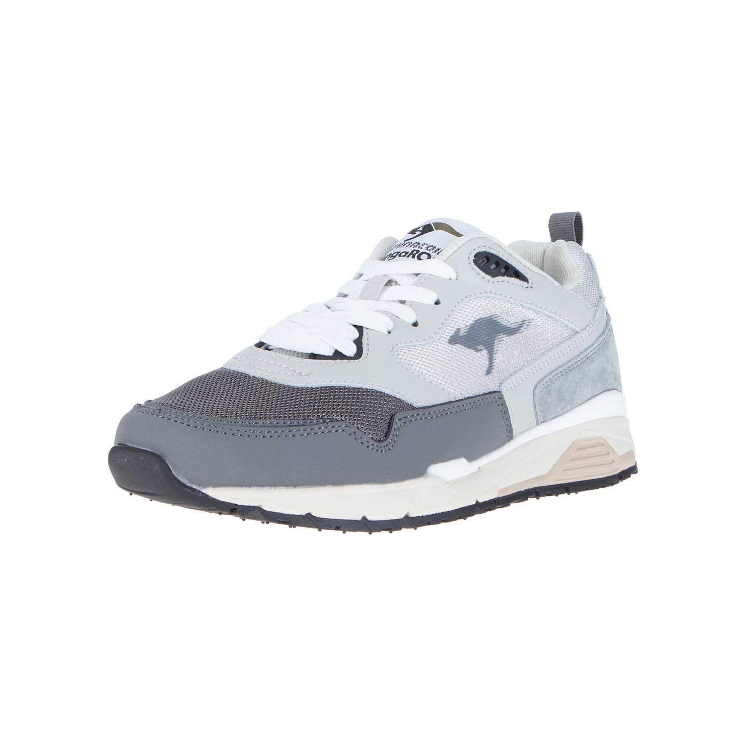 Der KangaROOS Ultimate OG GORP Steel Grey/Vapor Grey MN ist ein sportlicher Sneaker mit weißer Laufsohle, weißen Schnürsenkeln, Känguru-Logo und natürlichem Textilien-Obermaterial in Grau und Weiß, fotografiert auf einem weißen Hintergrund.