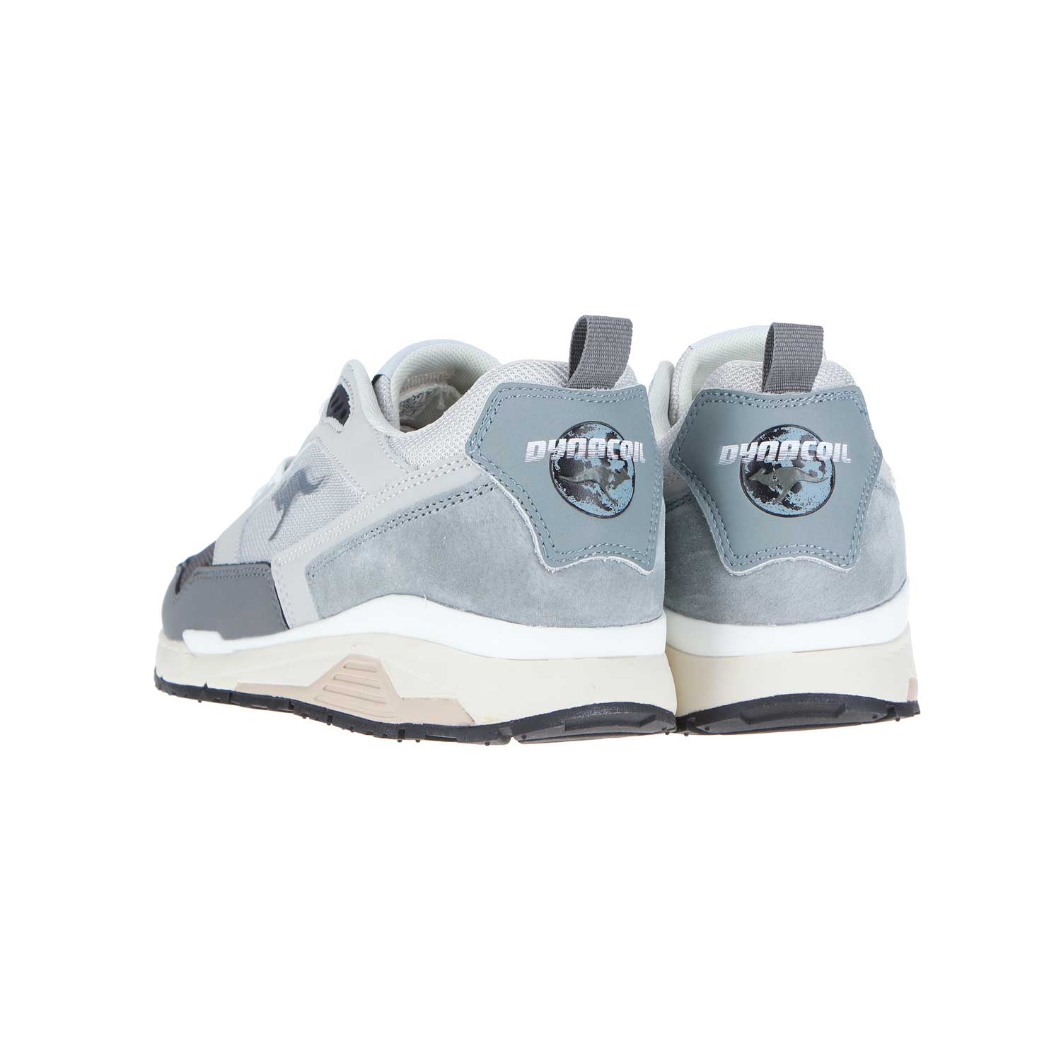 Die KangaROOS Ultimate OG GORP Steel Grey/Vapor Grey MN Sneakers zeichnen sich durch graue und weiße Farbtöne, ein Dynacoil-Logo, einen Globus-Grafik-Absatz, natürliche Textilien-Riemen, Lederdetails und eine weiße Sohle mit schwarzen und beigen Akzenten aus.