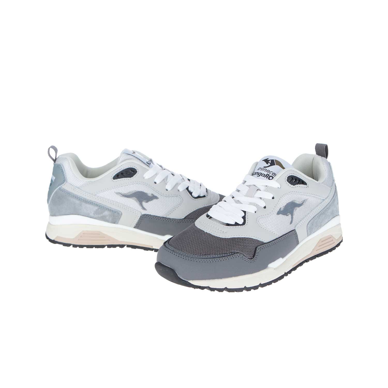 Die KangaROOS Ultimate OG GORP Steel Grey/Vapor Grey MN Sneakers sind mit Schnürsenkeln, einem Känguru-Logo an der Seite und einer strapazierfähigen Laufsohle ausgestattet, die auf weißem Hintergrund zu sehen ist.