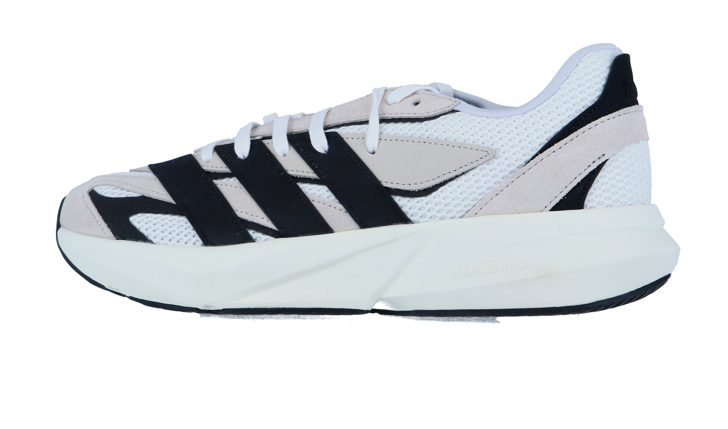 Der Adidas LIGHTBLAZE ist ein moderner Herrensneaker mit weißem Mesh-Obermaterial, beigen Wildleder-Overlays, fetten schwarzen Streifen und einer dicken weißen Sohle mit schwarzen Profilakzenten und einer reaktionsfreudigen LIGHTSTRIKE-Zwischensohle.