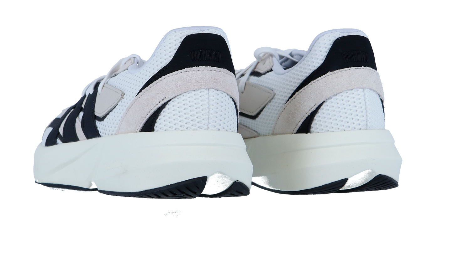 Ein Paar Adidas LIGHTBLAZE Sneaker für Männer in Weiß mit schwarzen und beigen Akzenten, mit einer LIGHTSTRIKE Zwischensohle, die von hinten auf einem weißen Hintergrund dargestellt wird.