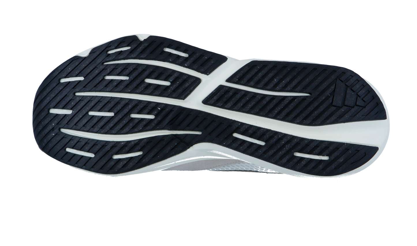 Das Bild zeigt die schwarze Gummisohle des Adidas LIGHTBLAZE mit weißen Rillen und Wellenmuster für die Traktion, mit seiner Unterschrift LIGHTSTRIKE Zwischensohle, von unten auf einem weißen Hintergrund gezeigt.