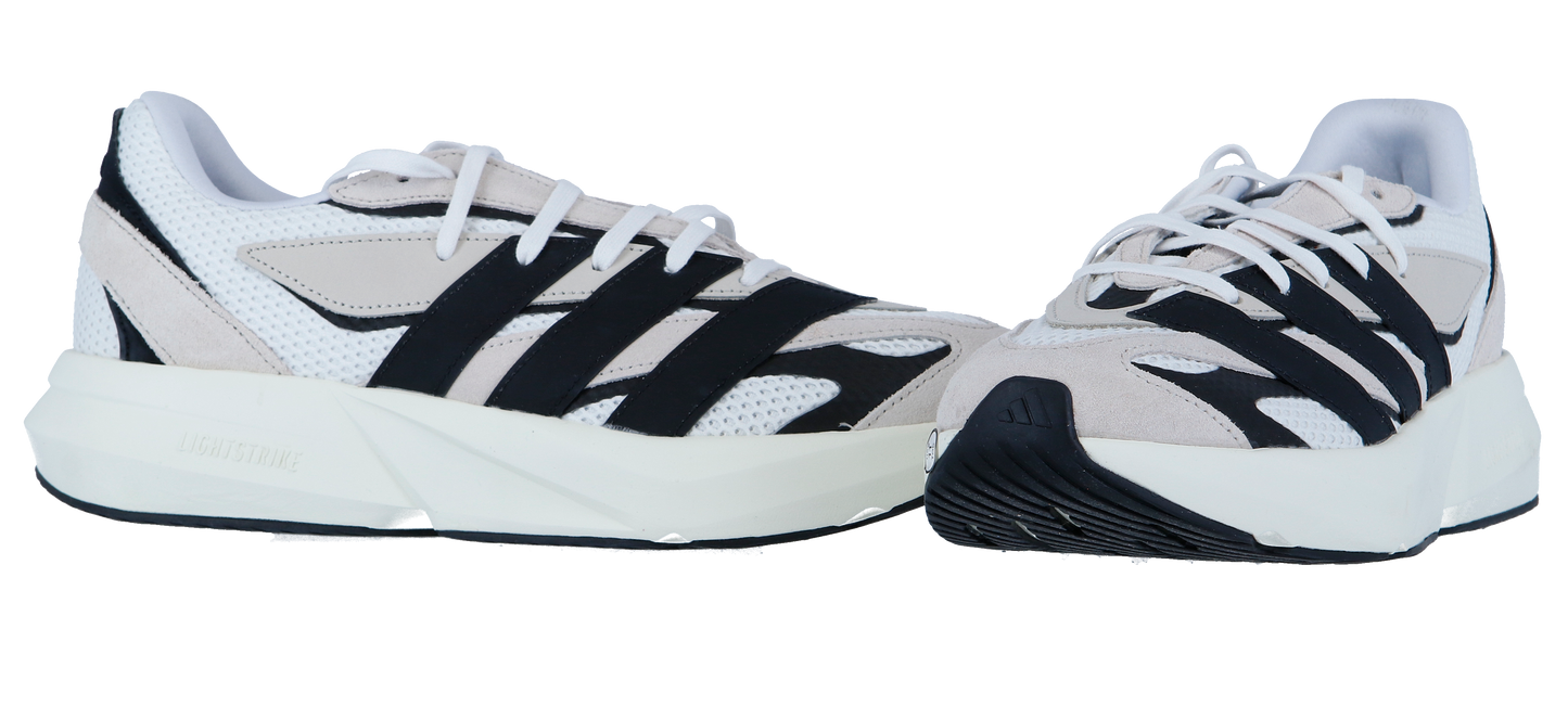 Ein Paar Adidas LIGHTBLAZE Sneaker in Weiß mit schwarzen und beigen Akzenten, mit einer dicken LIGHTSTRIKE-Zwischensohle, einem Obermaterial aus Mesh und auffälligen schwarzen Seitenstreifen, die den unverkennbaren Stil auf weißem Grund zeigen.