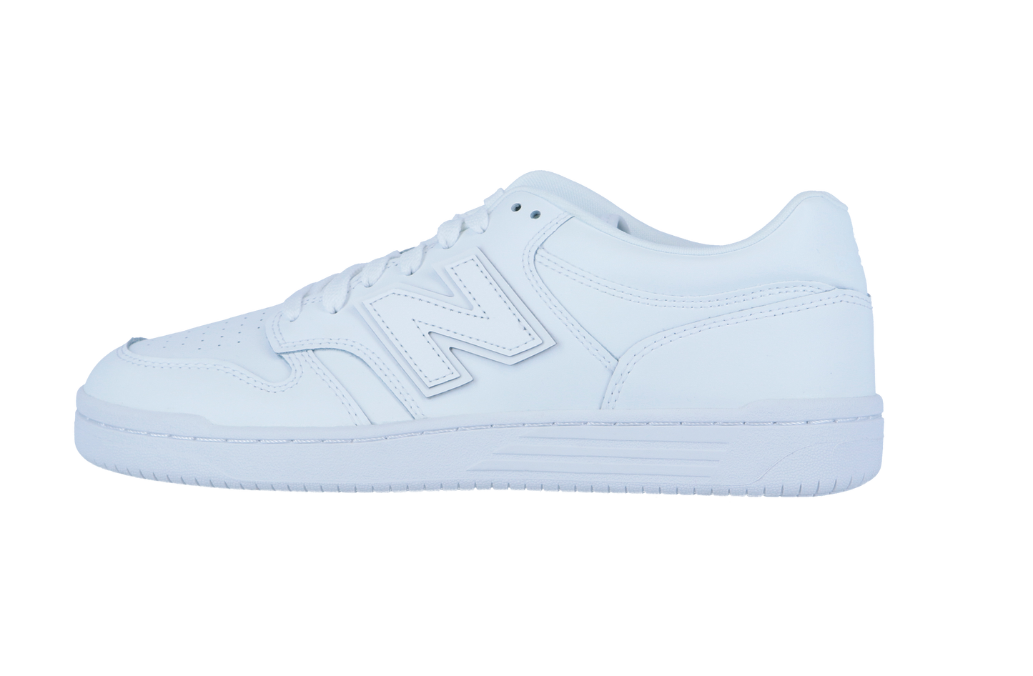 Eine Seitenansicht des New Balance BB480LV1 Sneakers zeigt sein weißes Low-Top-Design, die perforierte Schuhspitze, das Obermaterial aus Leder, das charakteristische N-Logo, weiße Schnürsenkel und eine weiße Gummisohle.