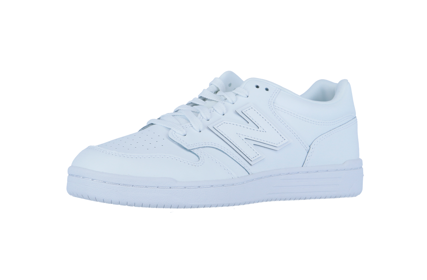 Der New Balance BB480LV1 Sneaker in Weiß hat eine perforierte Zehenpartie, eine Schnürung vorne und ein auffälliges N-Logo an der Seite, das auf einem einfarbig weißen Hintergrund zu sehen ist.