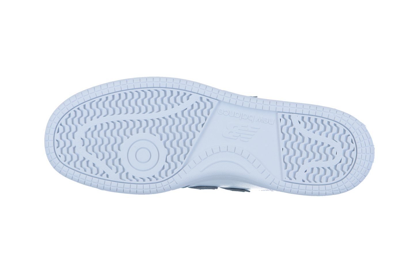 Das Bild zeigt die hellblaue Laufsohle des New Balance BB480LV1 Sneakers, die mit verschiedenen Profilen, kreisförmigen Mustern und einem zentralen New Balance Logo versehen ist.