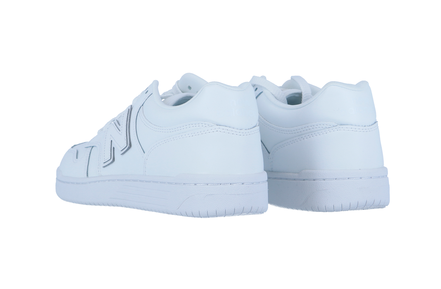 Die New Balance BB480LV1 Sneakers mit dicker Sohle und weißem Leder-Obermaterial werden von hinten und von der Seite vor einem schlichten weißen Hintergrund gezeigt.