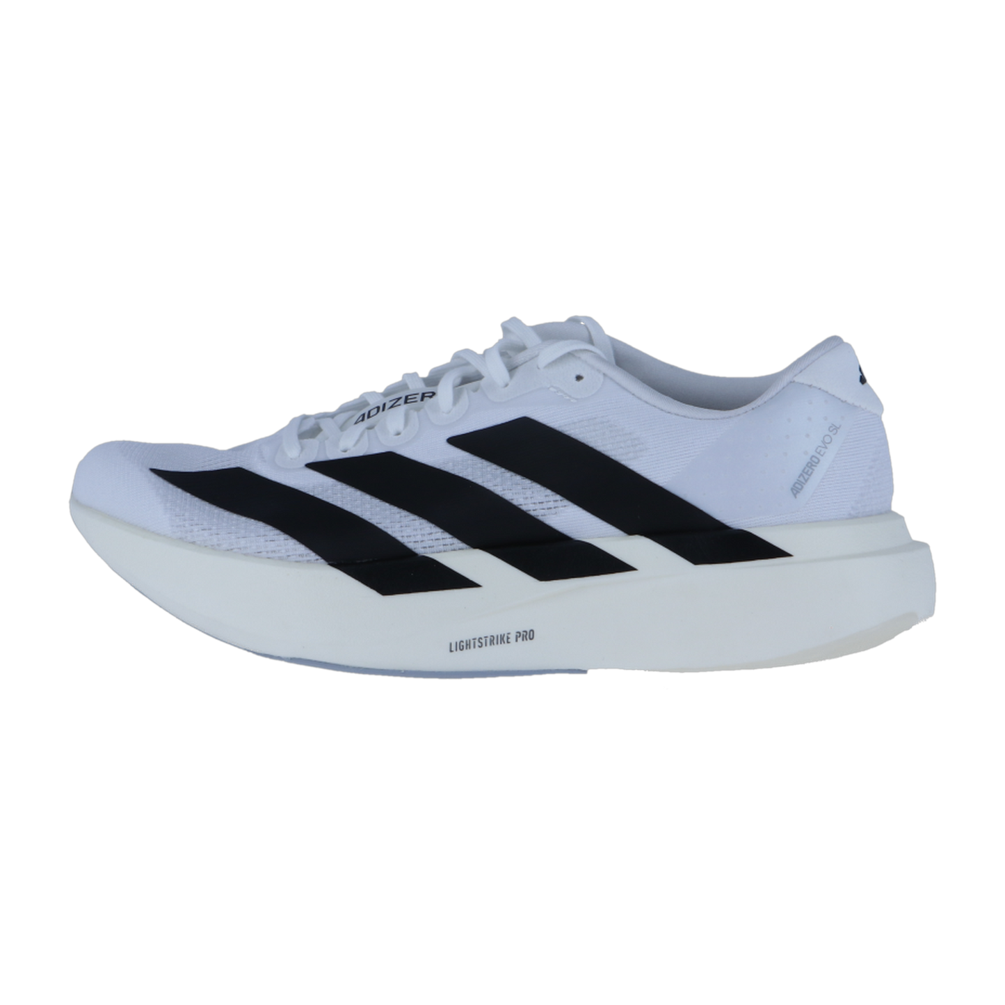 Der Adidas adizero Evo SL W ist ein weißer Laufschuh mit drei auffälligen schwarzen Streifen. Er trägt seinen Namen auf der Zunge und die Lightstrike Pro-Dämpfung in der Sohle sorgt für ein modernes, leichtes Tragegefühl.