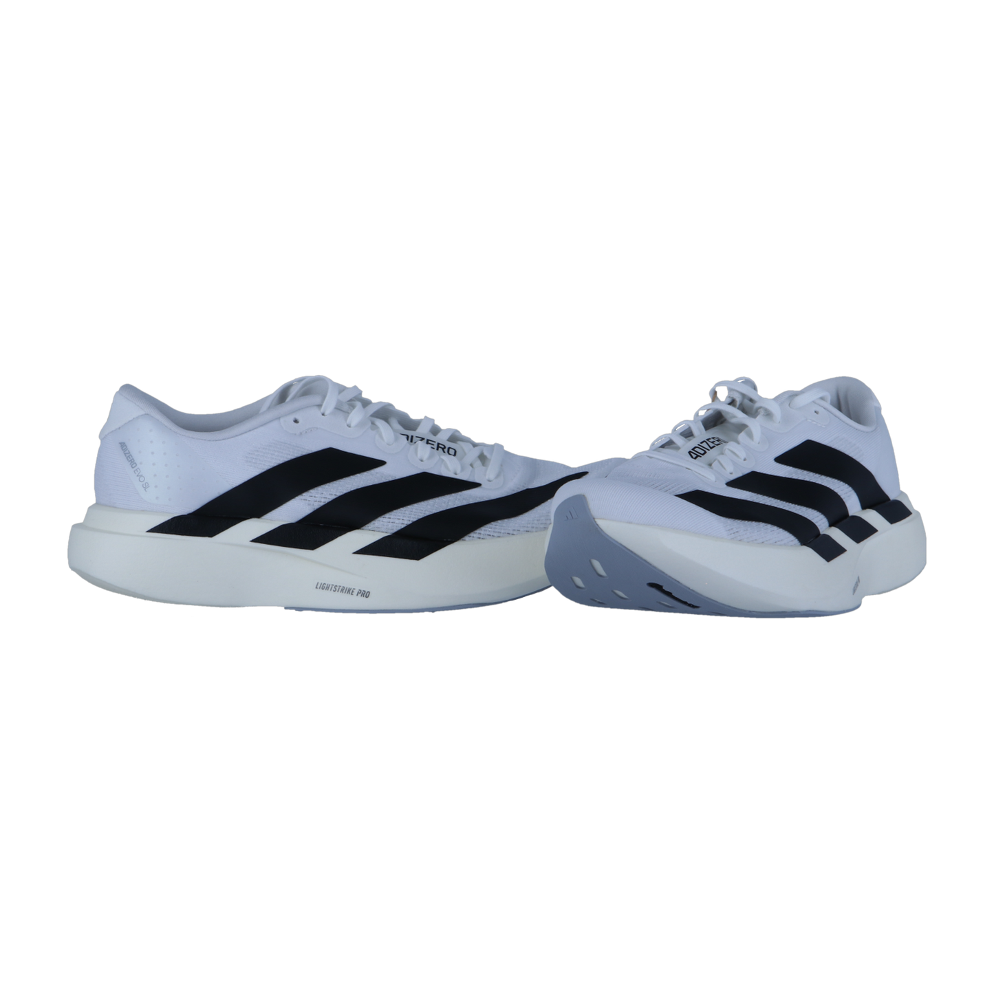 Ein Paar Adidas adizero Evo SL W Laufschuhe für Frauen, in weiß mit schwarzen Streifen und dicken weißen Sohlen, mit Lightstrike Pro Dämpfung, nebeneinander auf einem schlichten weißen Hintergrund gezeigt.