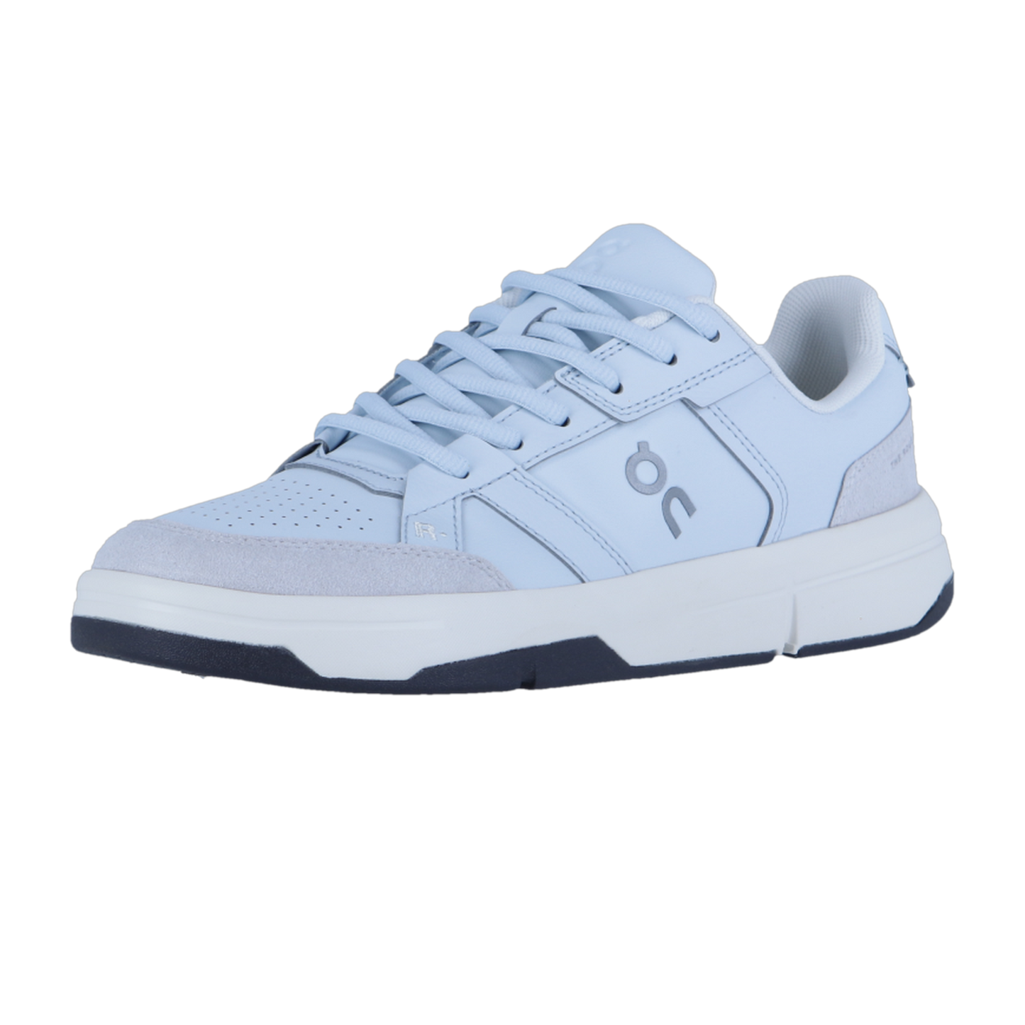 THE ROGER CLUBHOUSE von On: ein sportlicher Sneaker in Hellblau mit CloudTec-Dämpfung, weißer Sohle, dunkelblauen Akzenten an der Außensohle und "oc"-Branding an der Seite - auf weißem Hintergrund.