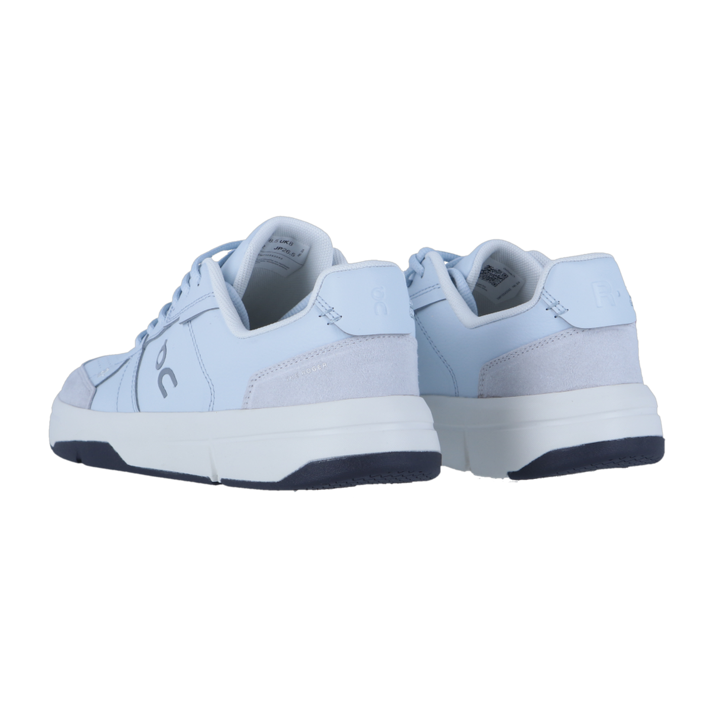Ein Paar hellblaue On THE ROGER CLUBHOUSE Sneaker mit weißer Zwischensohle und dunkler Außensohle werden von hinten und von der Seite auf einem schlichten weißen Hintergrund gezeigt. Sie sind mit minimalem Branding und CloudTec-Dämpfung von On ausgestattet.