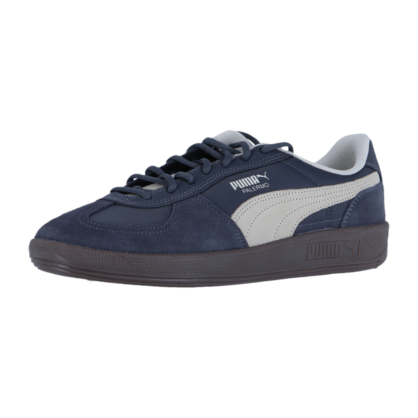 Der Puma Palermo Pop Retro-Sneaker in Marineblau hat ein weißes Logo und Streifen, eine schwarze Sohle und ein graues Innenfutter. Er ist Teil der kultigen Terrace-Kollektion und steht auf weißem Grund.