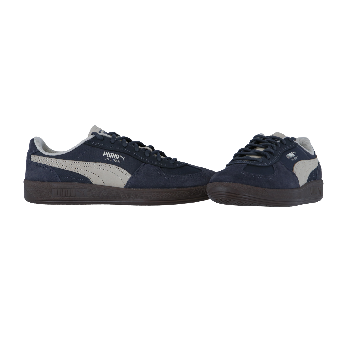 Ein Paar Puma Palermo Pop Turnschuhe in Marineblau mit weißen Streifen und schwarzer Sohle, dargestellt auf einem schlichten weißen Hintergrund.