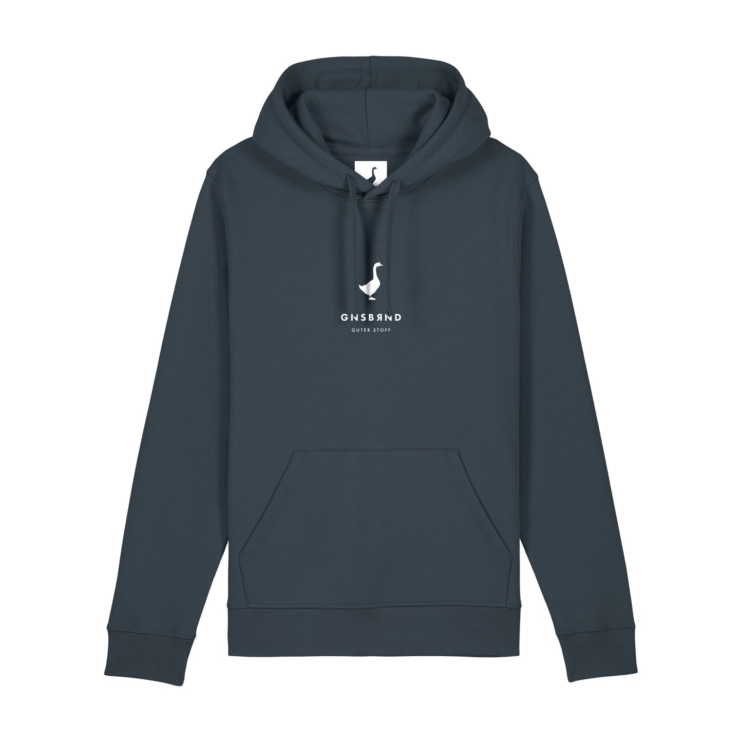 Der Schuettberg Hoodie von Der Stall ist ein dunkelblaues Kapuzensweatshirt mit einer Fronttasche, hergestellt aus recyceltem Polyester und mit einem kleinen weißen Schwanenlogo über "ONS BAND OSTER STORY" auf der Brust.