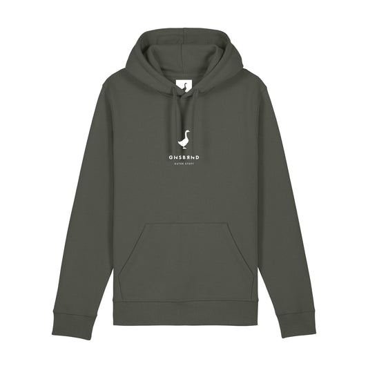 Der Schuettberg Hoodie von Der Stall ist ein dunkelgrünes, khakifarbenes Kapuzensweatshirt mit einer Fronttasche, hergestellt aus Bio Baumwolle und recyceltem Polyester, mit einem kleinen weißen Tierlogo und dem Text "ONS BAND OUTER STORY" auf der Brust.