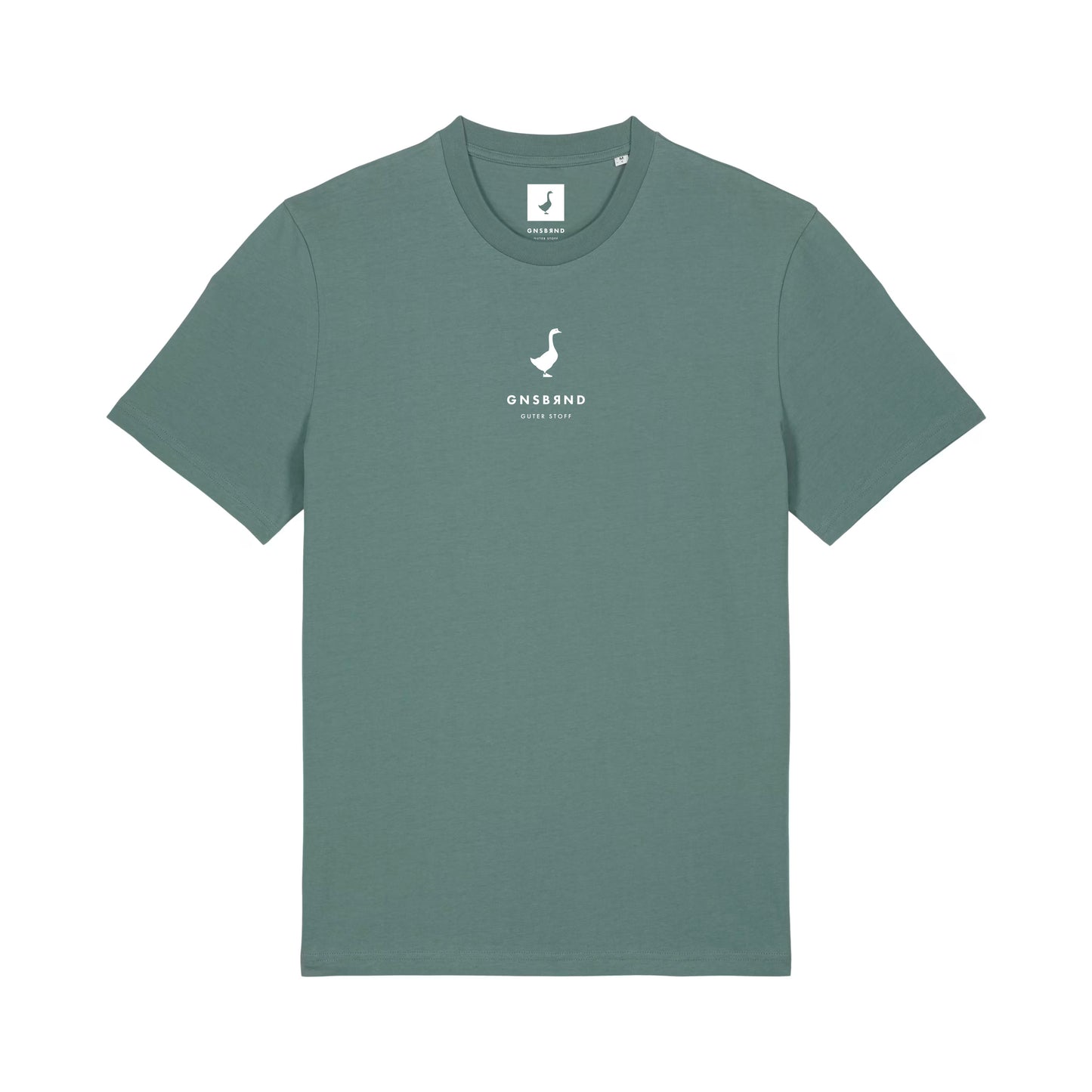 Das Liebesdorf Shirt von GNSBRND ist ein grünes Unisex-Kurzarm-T-Shirt mit kleinem weißen Logo und "GNSSSND Seven Stories" mittig auf der Brust, Schwanen-Emblem über dem Text, Halsausschnitt-Anhänger und aus weicher Bio-Baumwolle.