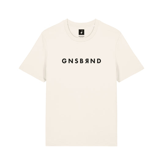 Das GNSBRND Seibotenberg Shirt ist ein Unisex-T-Shirt in schlichtem Weiß mit auffälligem schwarzem Text auf der Brust. Es ist aus weicher Bio-Baumwolle gefertigt und bietet einen hohen Tragekomfort.