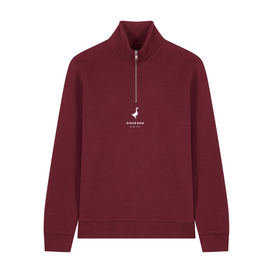 Der Weipertshofen Halfzip von Der Stall ist ein bordeauxfarbener Pullover mit Stehkragen, weißem Logo und Text auf der Brust, gerippten Bündchen und Saum, langen Ärmeln und besteht aus recyceltem Polyester.