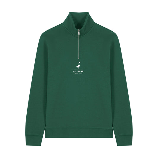 Das Weipertshofen Halfzip von Der Stall ist ein waldgrünes Sweatshirt mit Viertelreißverschluss, Stehkragen, kurzem Frontreißverschluss und kleinem weißen ONS&ND Since 2013 Logo auf der Brust, hergestellt aus recyceltem Polyester.