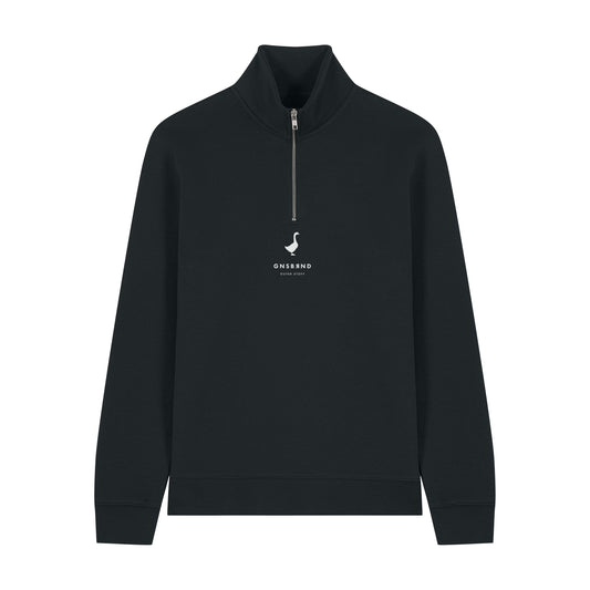 Der Weipertshofen Halfzip von Der Stall ist ein schwarzer Pullover mit Viertelreißverschluss aus recyceltem Polyester. Er hat einen Stehkragen, einen weißen Reißverschluss, lange Ärmel und ein kleines weißes ONS&OND above PARIS 2020 Logo auf der Brust. Keine sichtbaren Taschen.