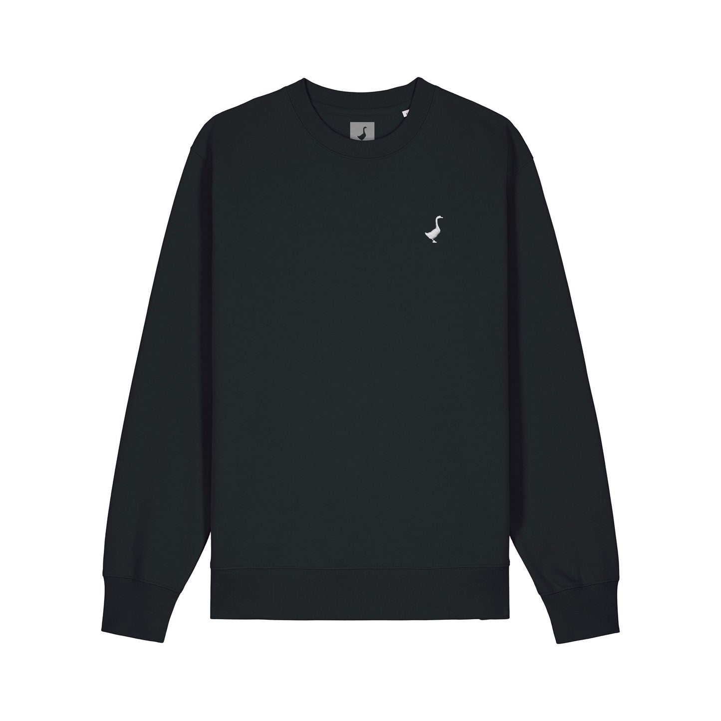 Das GNSBRND Bechhofen Crewneck ist ein schwarzes Unisex-Langarm-Sweatshirt aus Bio-Baumwolle mit einem kleinen weißen Flamingo-Logo auf der linken Brust, das sich von einem weißen Hintergrund abhebt.