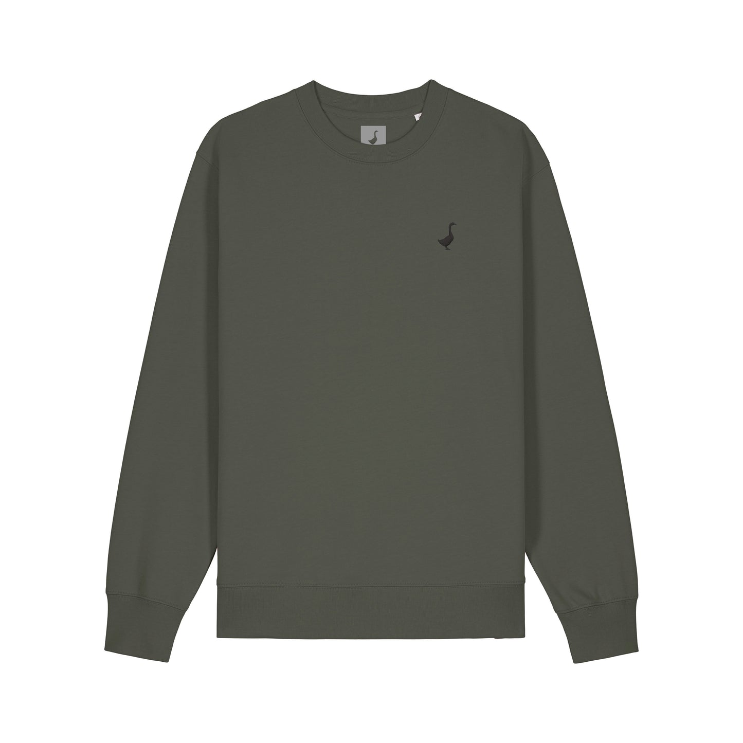 Das GNSBRND Bechhofen Crewneck ist ein unisex, dunkelolivgrünes Langarm-Sweatshirt mit kleinem schwarzen Flamingo-Logo auf der linken Brust, hergestellt aus Bio-Baumwolle und fair produziert, abgebildet auf weißem Grund.