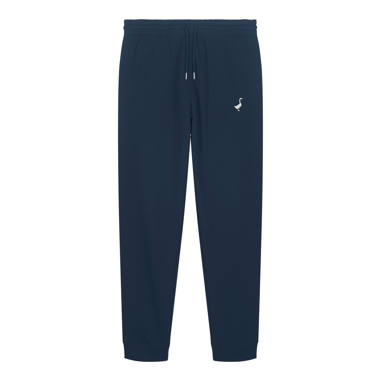 Die Hornberg Sweatpants von GNSBRND sind navyblaue Unisex-Jogginghosen aus Bio-Baumwolle mit elastischem Bund, Kordelzug, Bündchen und kleinem weißem Vogel-Logo links - fair produziert und auf weißem Hintergrund präsentiert.