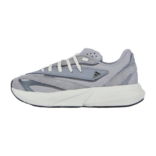 Der Adidas LIGHTBLAZE ist ein hellgrauer Sneaker mit atmungsaktivem Mesh, Wildledereinsätzen, weißen Schnürsenkeln und einer dicken weißen Sohle. Geschichtete Materialien und eine Low-Top-Silhouette schaffen ein leichtes Sportschuhgefühl.