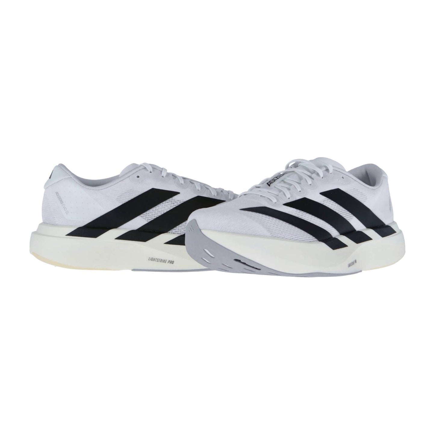 Ein Paar Adidas adizero Evo SL M Turnschuhe, weiß mit schwarzen Streifen und dicken weißen Sohlen, sind nebeneinander auf einem einfarbig weißen Hintergrund platziert.