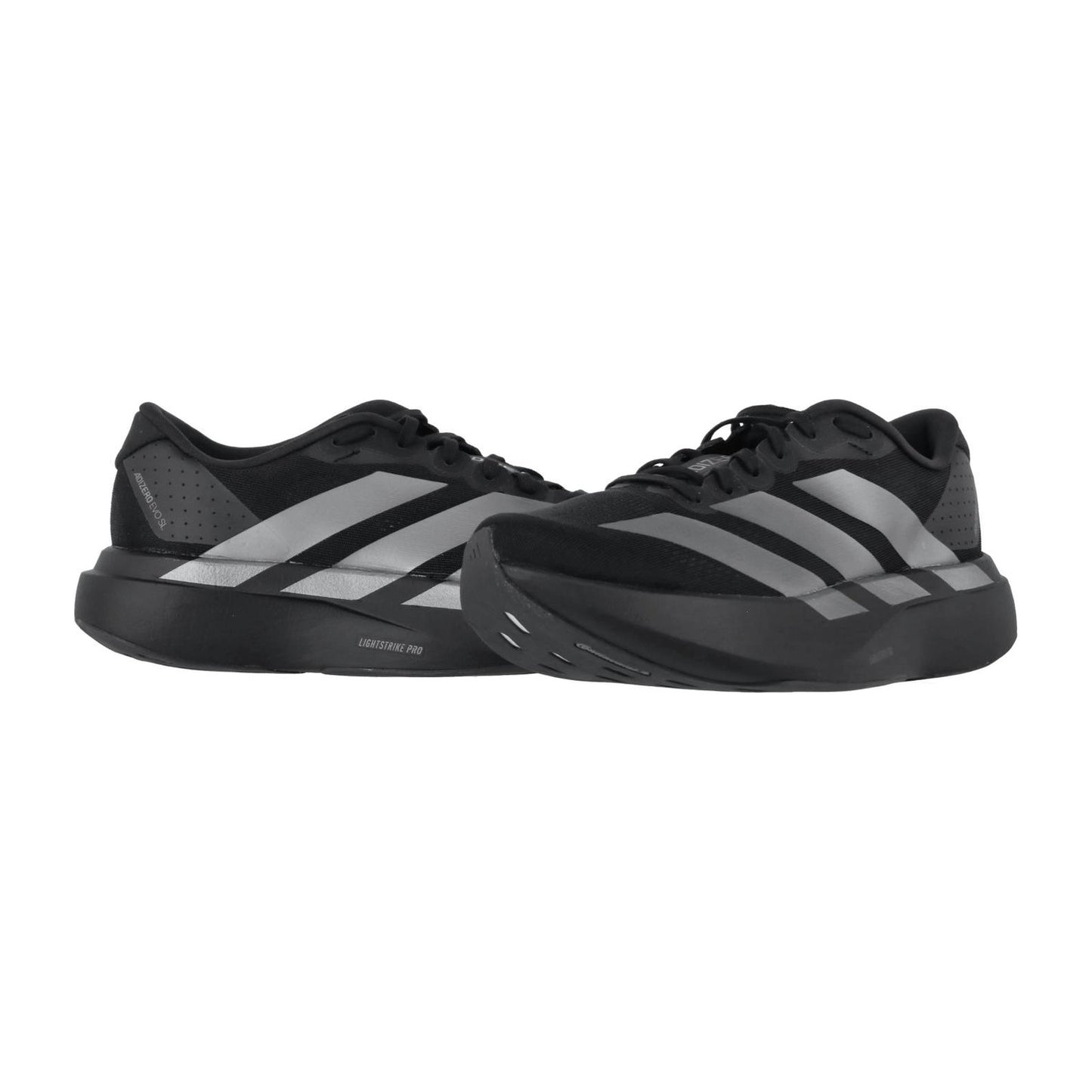 Ein Paar schwarze Adidas adizero Evo SL W Laufschuhe mit silbernen Streifen, atmungsaktives Mesh, und eine Lightstrike Pro Zwischensohle, nebeneinander auf weißem Hintergrund platziert.