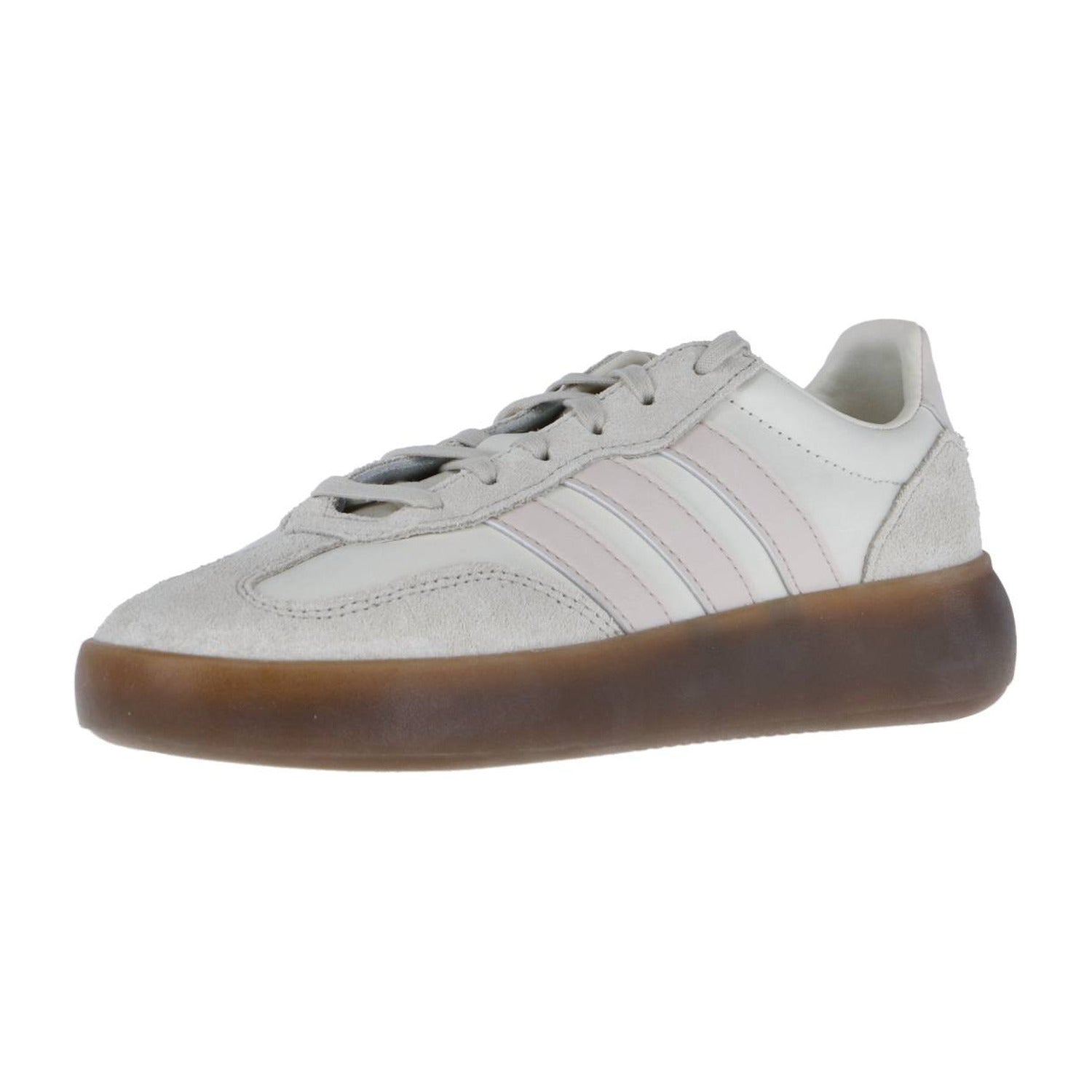 Der adidas BARREDA DECODE LUX ist ein hellgrauer und weißer Sneaker mit hochwertigen Akzenten aus beigem Wildleder, drei hellen Seitenstreifen und einer dicken braunen Gummisohle, inspiriert von dem klassischen adidas Barreda Decode Lux Style.