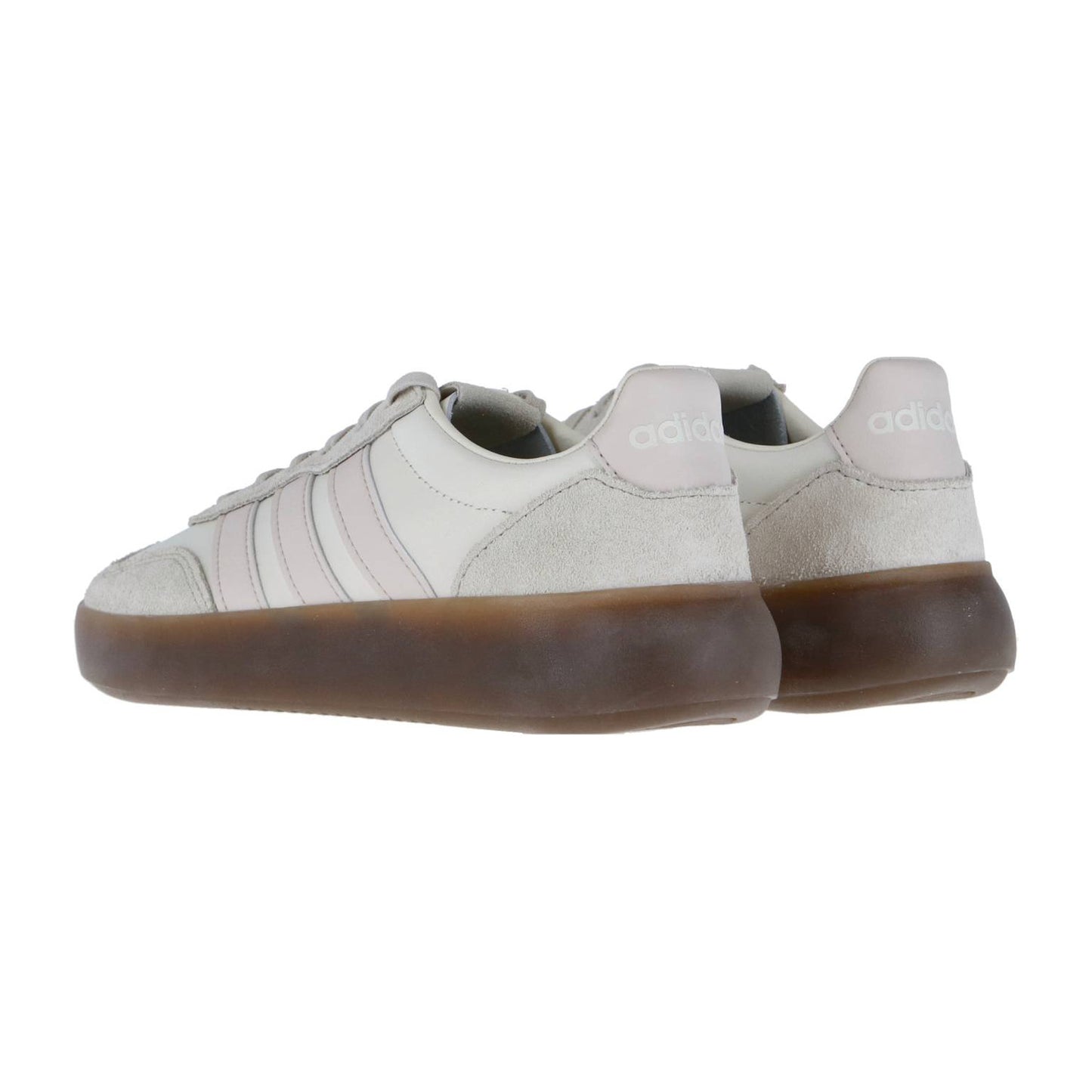 Adidas BARREDA DECODE LUX Sneakers in Off-White und Hellgrau, mit hochwertigen Leder-Wildleder-Akzenten, weißen Seitenstreifen und durchscheinenden braunen Gummisohlen, gezeigt von hinten und von der Seite.