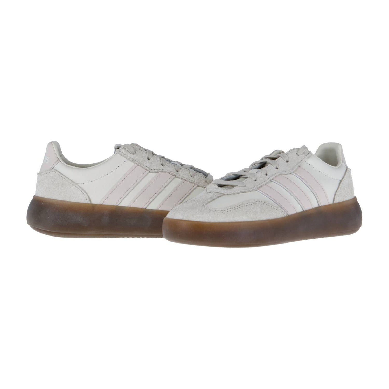 Ein Paar adidas BARREDA DECODE LUX Sneakers in Weiß und Hellgrau mit hellrosa Streifen und dicken braunen, durchscheinenden Gummisohlen, gefertigt aus hochwertigem Leder, werden nebeneinander auf einem weißen Hintergrund gezeigt.
