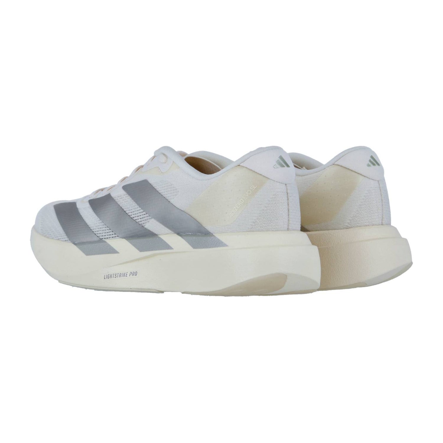 Ein Paar Adidas adizero Evo SL W Turnschuhe in Weiß mit hellgrauen Streifen und klobigen off-white Sohlen, mit einer Lightstrike Pro Zwischensohle, von hinten und von der Seite auf einem weißen Hintergrund gezeigt.