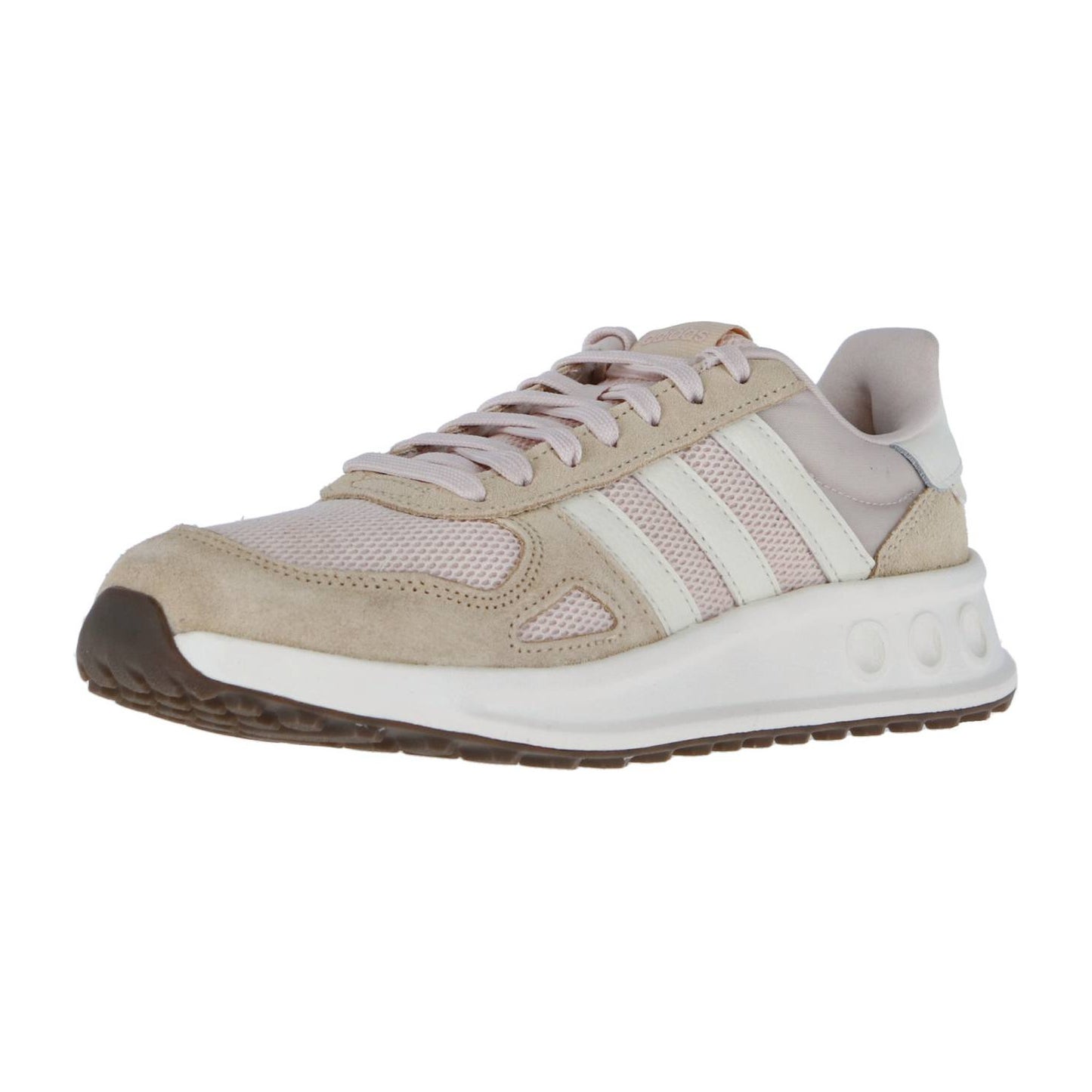 Ein beiger und hellrosa Adidas RUN 84 Sneaker mit weißen Streifen, eine weiße Zwischensohle und eine braune strukturierte Laufsohle, von vorne gesehen. Retro 80er Jahre Laufstil und klassische Adidas Details im gesamten.