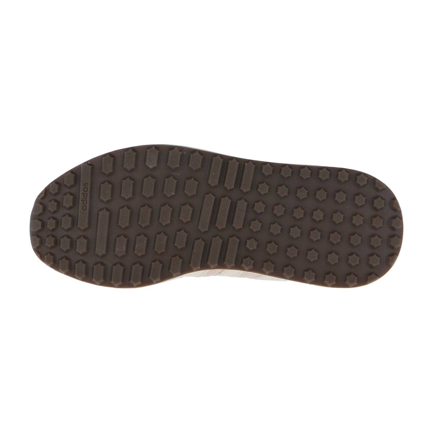 Das Bild zeigt die Unterseite einer braunen adidas RUN 84 Schuhsohle mit einem strukturierten Profil mit rechteckigen und sechseckigen Stollen für Grip. Auf der linken Seite ist das Wort "adidas" eingeprägt, was den klassischen RUN 84-Stil unterstreicht.