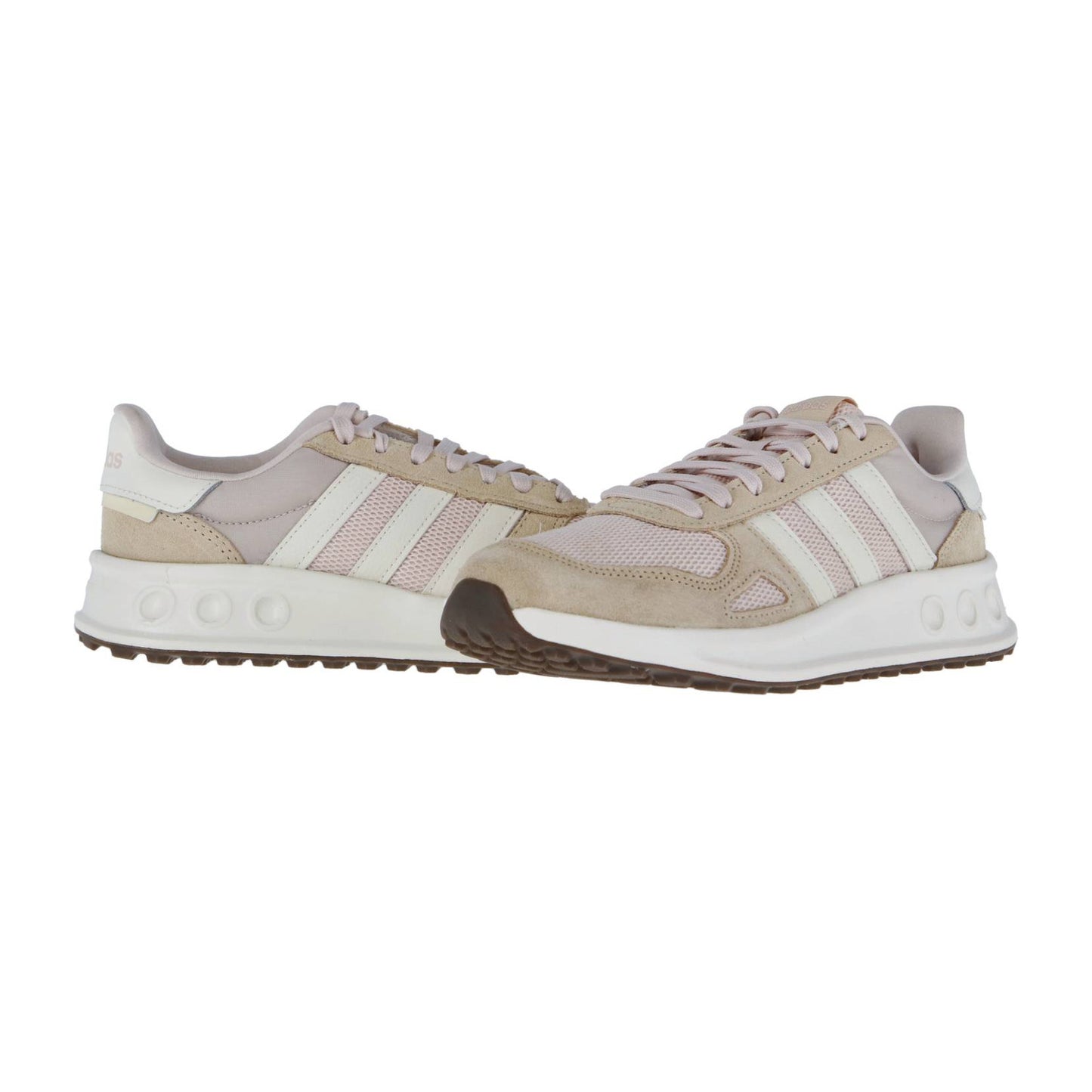 Ein Paar Adidas RUN 84 Turnschuhe in Beige und Weiß mit Obermaterial aus Wildleder und Mesh, drei weißen Seitenstreifen, weißen Sohlen und braunen Laufsohlen. Der linke Schuh ist seitlich abgewinkelt, der rechte Schuh zeigt nach vorne.