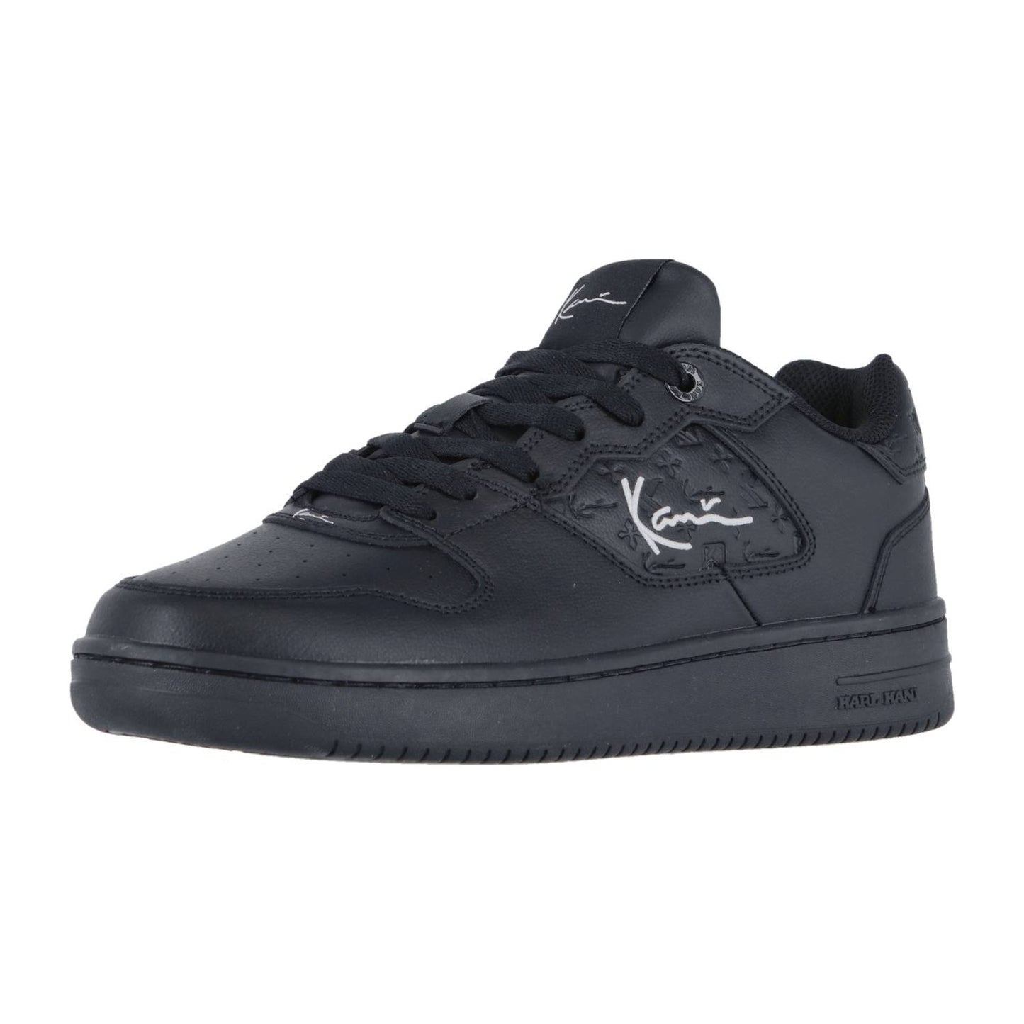 Der Karl Kani 89 Classic BLACK MN ist ein schwarzer Low-Top-Sneaker mit schwarzen Schnürsenkeln, einem gepolsterten Kragen, einer perforierten Schuhspitze, einer flachen Gummisohle und einem weißen, kursiven Seitenlogo - perfekt für sportliche Streetstyle-Looks.