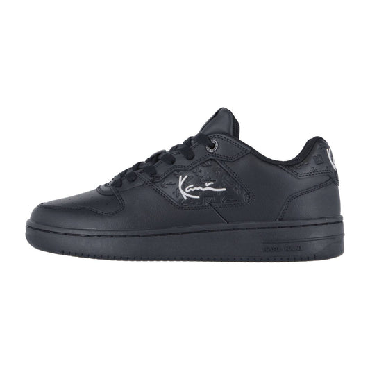 Der Karl Kani 89 Classic BLACK MN ist ein schwarzer Low-Top-Sneaker mit strukturiertem Muster, passender Sohle und Schnürsenkeln sowie weißem Logo an der Seite - eine Mischung aus Retro-Basketball-Vibes und schlichtem, monochromem Streetstyle.
