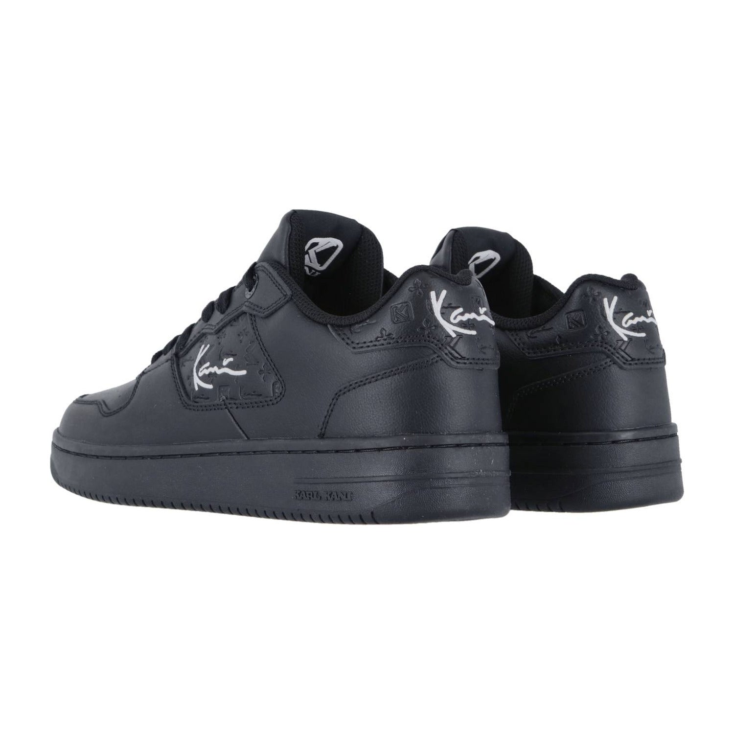 Ein Paar Karl Kani 89 Classic BLACK MN Low-Top-Sneaker mit weißem Signaturdesign an der Seite und an der Ferse - von hinten und von der Seite auf einem schlichten weißen Hintergrund zu sehen - perfekt, um Ihren Streetstyle-Look aufzuwerten.