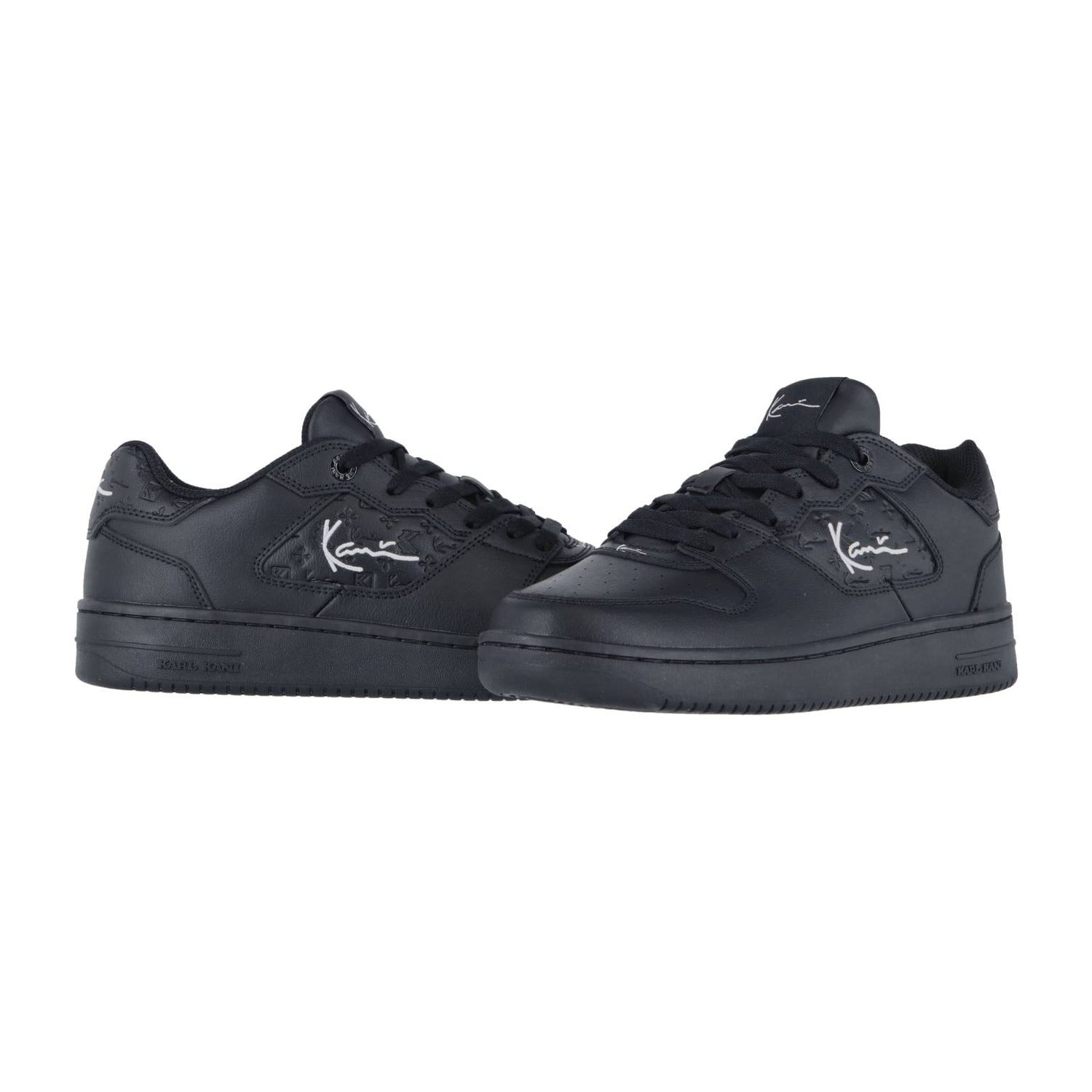 Die Karl Kani 89 Classic BLACK MN Sneakers sind schicke schwarze Low-Tops mit schwarzen Schnürsenkeln, einer strukturierten Gummisohle und einem weißen Logo an der Seite, das Retro-Basketball-Flair mit modernem Streetstyle verbindet.