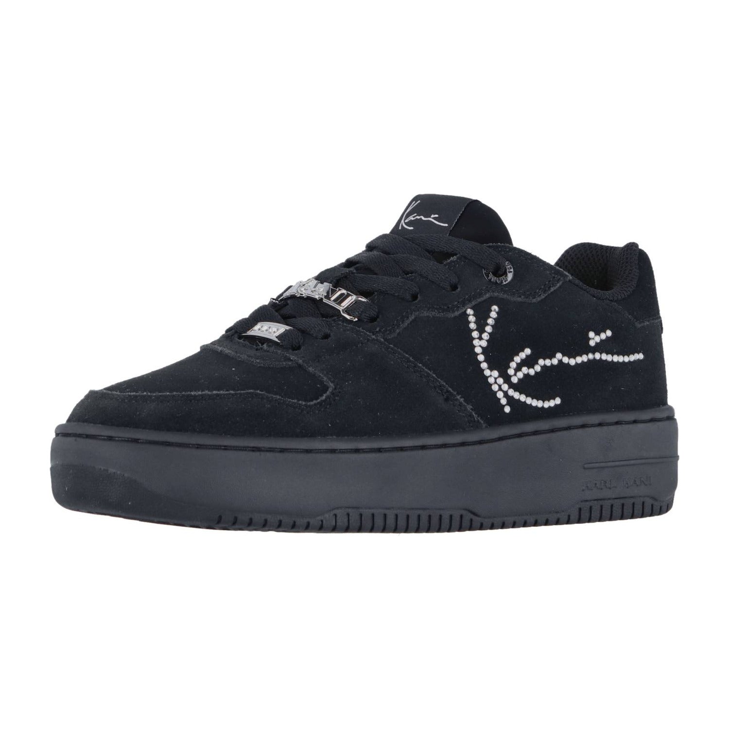 Der Karl Kani 89 Up Logo Prm Black Sneaker bietet eine dicke Sohle, Wildledertextur, ein Strass-Logo-Detail und metallisch akzentuierte Basketball-Schnürsenkel mit gebrandeter Zunge für einen auffälligen Streetwear-Style.
