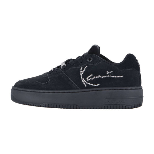 Der Karl Kani 89 Up Logo Prm Black Sneaker besteht aus schwarzem Wildleder, schwarzer Sohle und Schnürsenkeln sowie kleinen silbernen Strasssteinen in geschwungenem Design - perfekt, um jedem Look Streetwear-Style zu verleihen.