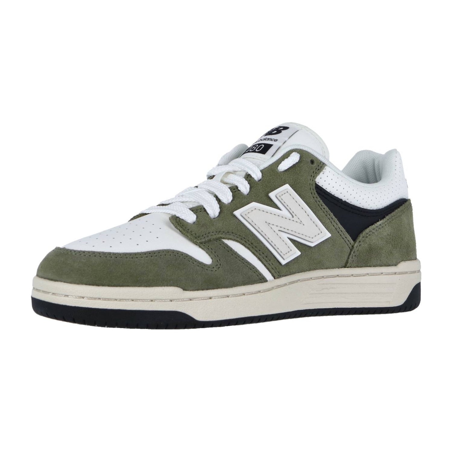 Der New Balance BB480PV1 Basketball-Sneaker hat eine weiße Zehenpartie und Zunge, olivgrüne Wildleder-Overlays, eine schwarze Ferse, weiße Schnürsenkel, eine cremefarbene Sohle mit schwarzem Boden und ein großes weißes N-Logo an der Seite.