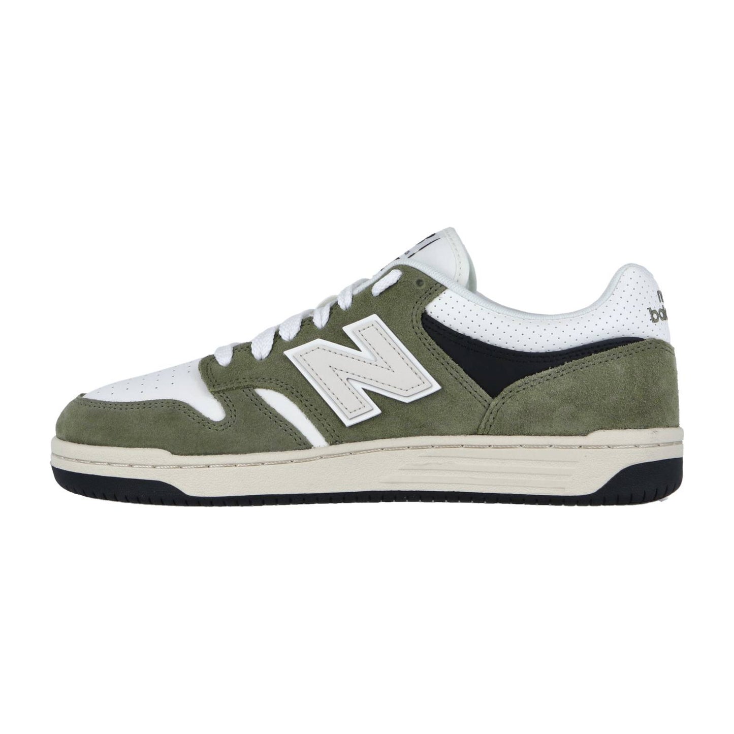 Der New Balance BB480PV1 Basketball-Sneaker hat grüne, weiße und schwarze Farben, ein Wildleder-Obermaterial mit einem weißen N-Logo, weiße Schnürsenkel und eine schwarz-weiße Gummisohle. Die Seitenansicht hebt den charakteristischen Stil der Marke hervor.