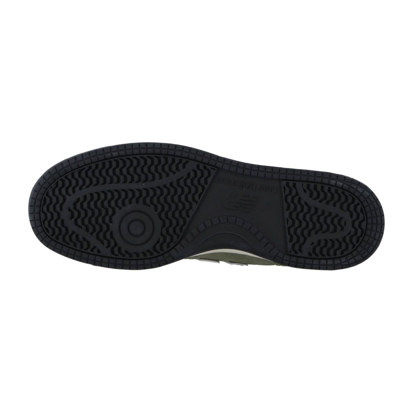 Das Bild zeigt die schwarze Gummisohle des New Balance BB480PV1, die ein strukturiertes Profil mit verschiedenen kreisförmigen und wellenförmigen Rillen für die Traktion aufweist.