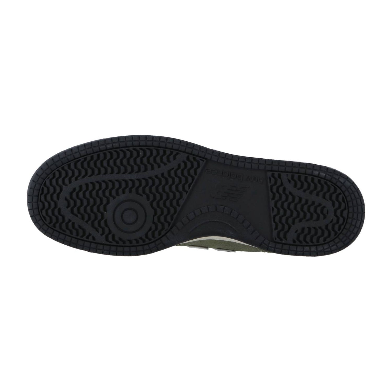 Das Bild zeigt die schwarze Gummisohle des New Balance BB480PV1, die ein strukturiertes Profil mit verschiedenen kreisförmigen und wellenförmigen Rillen für die Traktion aufweist.