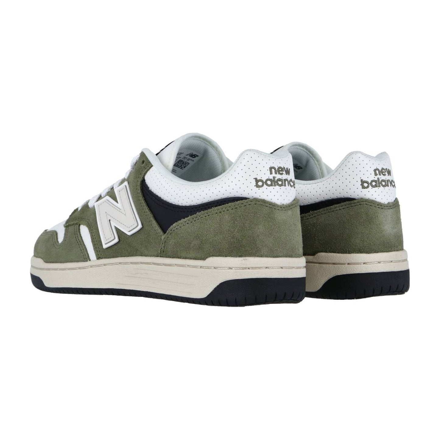 Die New Balance BB480PV1 Sneakers sind aus olivgrünem Wildleder, mit weißen Akzenten, schwarzen Details und cremefarbenen Sohlen. Sie werden von hinten und von der Seite vor einem weißen Hintergrund gezeigt und vermitteln einen authentischen Retro-Look.