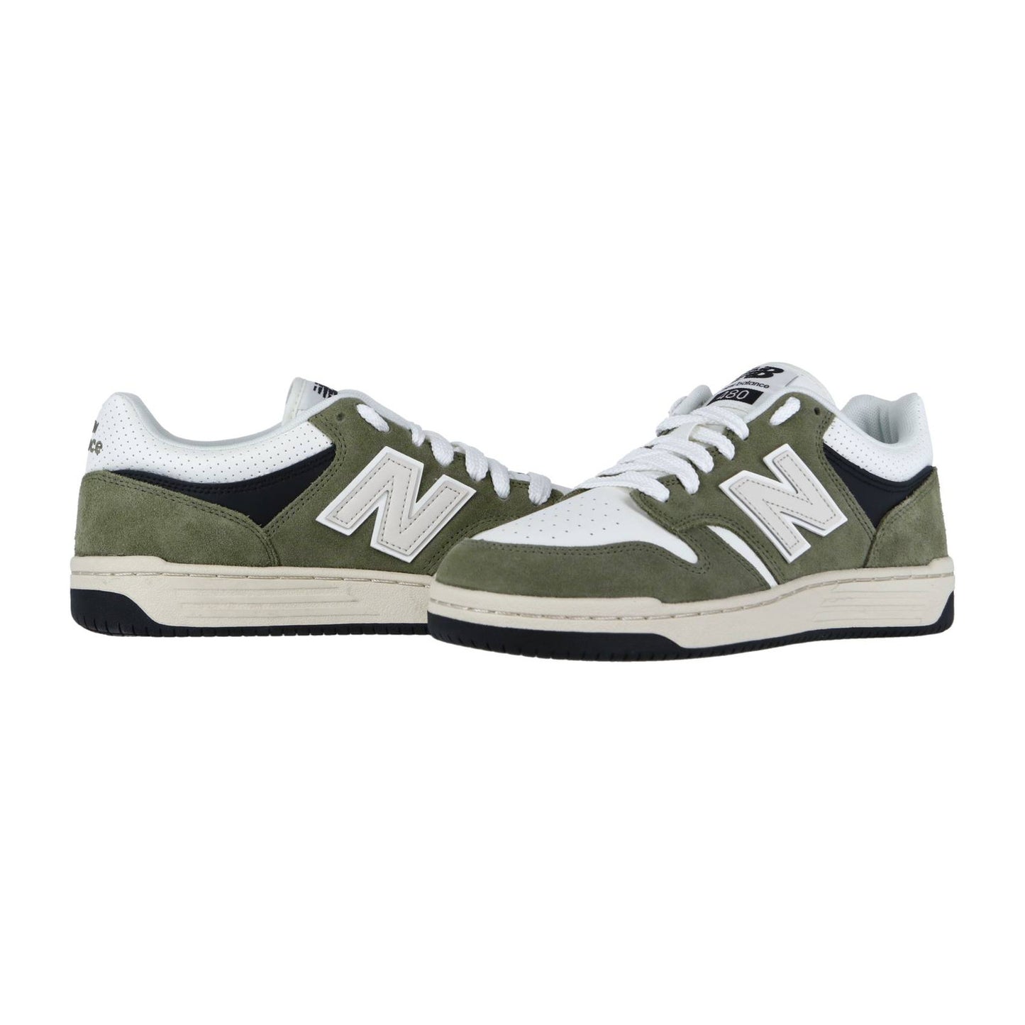 Ein Paar New Balance BB480PV1 Sneakers aus olivgrünem Wildleder und weißem Leder mit schwarzen Akzenten, weißer Sohle und dem charakteristischen N-Logo an den Seiten, das vor einem schlichten weißen Hintergrund steht.